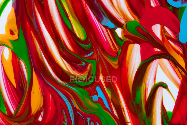 Pennellate multicolore di colori acrilici su tela bianca — Foto stock