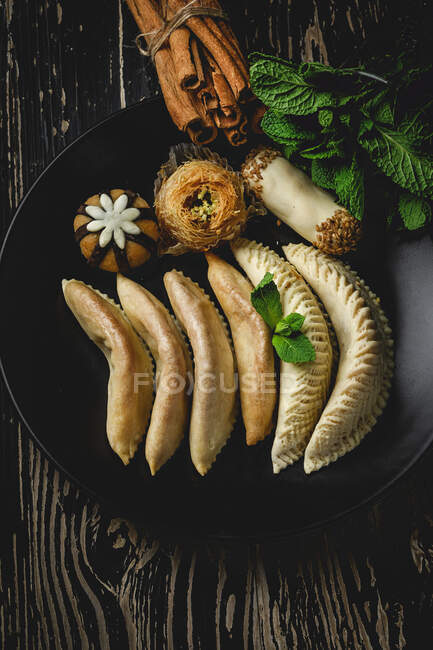 Traditional Arabic halal homemade sweets, typical of Ramadan and Eid — Stock Photo