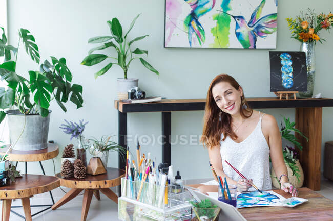 Pintura de artista latino com aquarela em seu estúdio — Fotografia de Stock