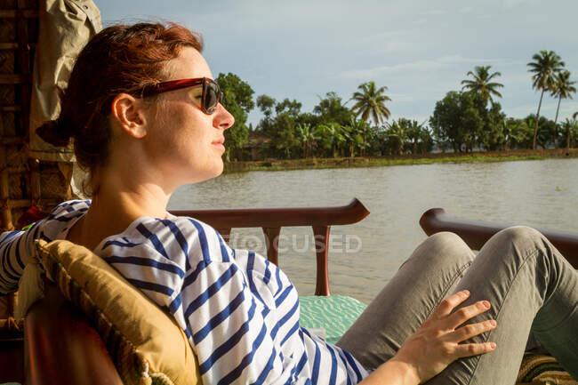 Frau entspannt sich auf Terrasse am Meer — Stockfoto