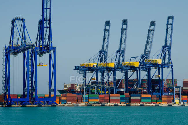 Terminal container in riva al mare — Foto stock