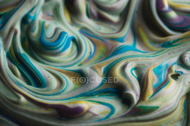 Абстрактный разноцветный крем для бритья на белом холсте — стоковое фото