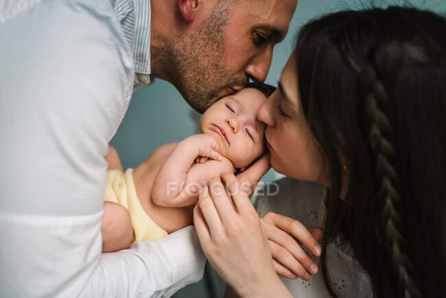 Eltern halten Baby im Zimmer — Stockfoto