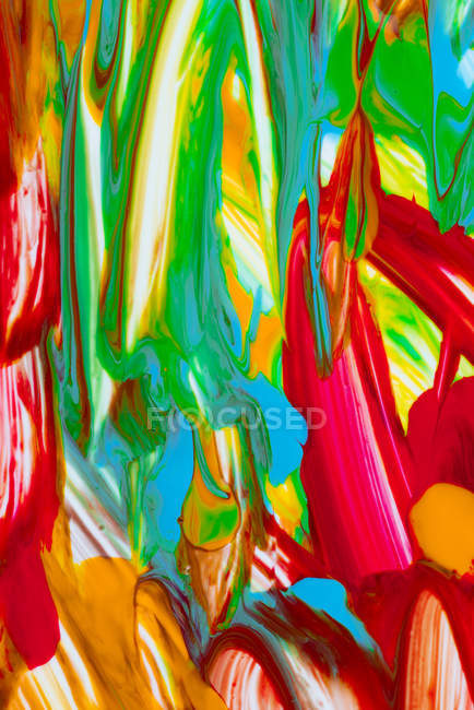 Pinceladas multicolores de colores acrílicos sobre lienzo blanco - foto de stock