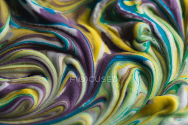 Abstracto crema de afeitar multicolor sobre lienzo blanco - foto de stock