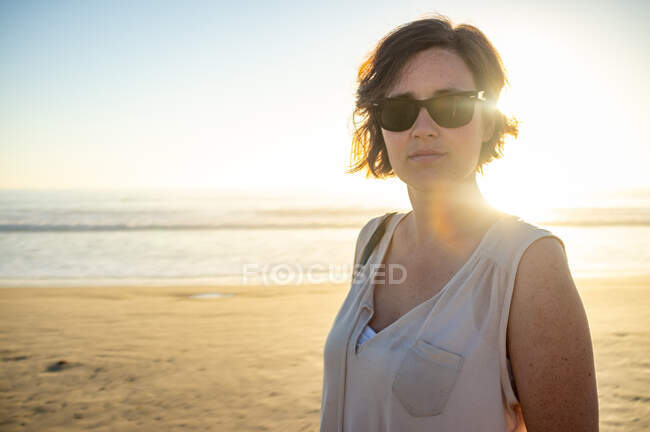Mulher bonita perto do mar ondulando — Fotografia de Stock