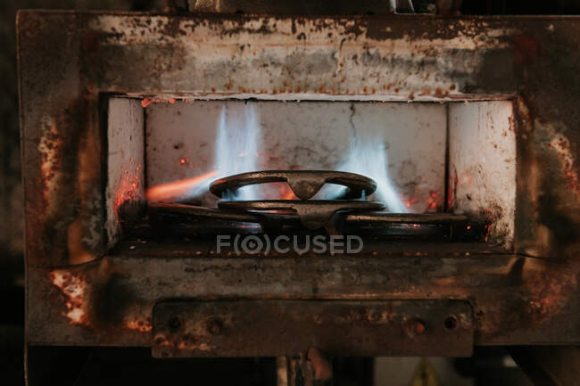 Metal para ferraduras fundição em forno quente na oficina de ferreiro na fazenda — Fotografia de Stock