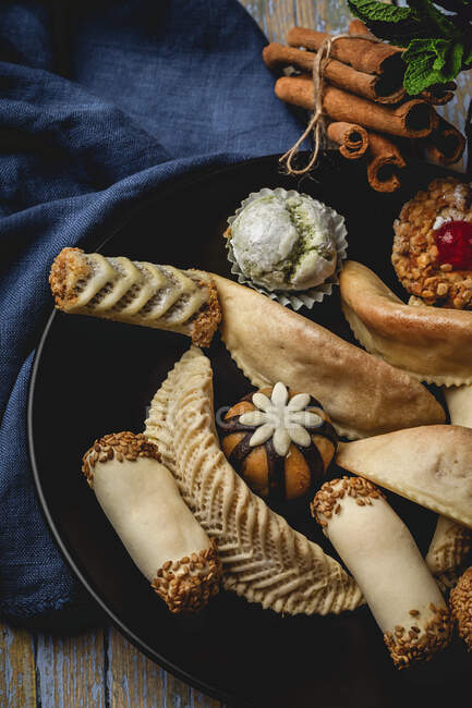 Традиційні арабські солодощі з галасу, типові для Рамадан і Ейд. — стокове фото