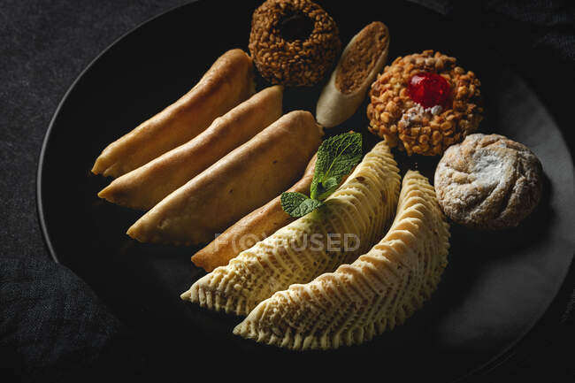Традиционные арабские халяльные домашние сладости, характерные для Рамадана и Ид — стоковое фото