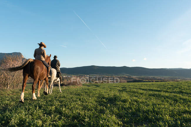 Man and woman riding horses on ranch — Stock Photo