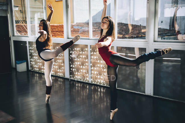Les jeunes ballerines dansent expressivement — Photo de stock