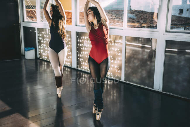 Молодые балерины танцуют выразительно — стоковое фото