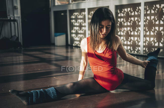 Girl doing splits while stretching — Stock Photo