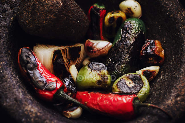 Primer plano de deliciosas verduras asadas en mortero - foto de stock