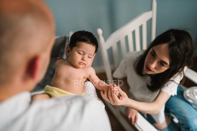 Parents tenant bébé dans la chambre — Photo de stock