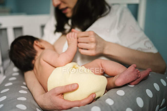 Mãe alimentando bebê em casa — Fotografia de Stock