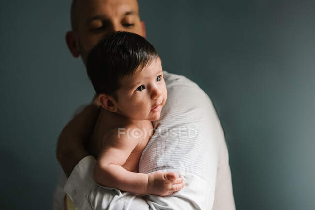 Padre abrazando lindo bebé - foto de stock
