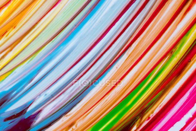 Pennellate multicolore di colori acrilici su tela bianca — Foto stock