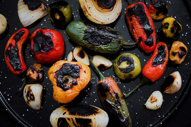 Close-up de deliciosos legumes assados na bandeja preta — Fotografia de Stock