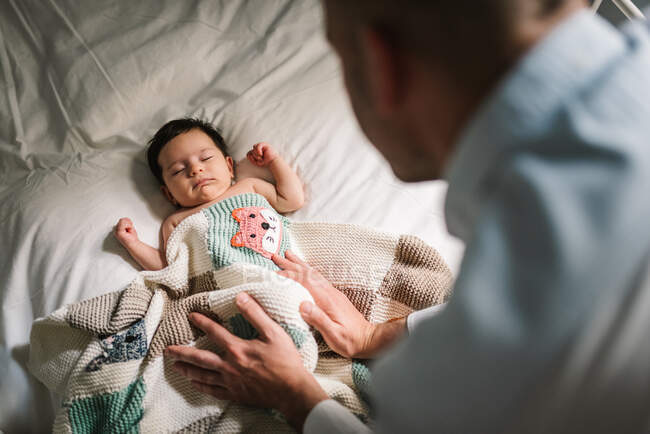 Anonymous father wishing good night to baby — Stock Photo