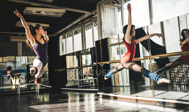 Ballerina saltando in alto sopra il pavimento — Foto stock