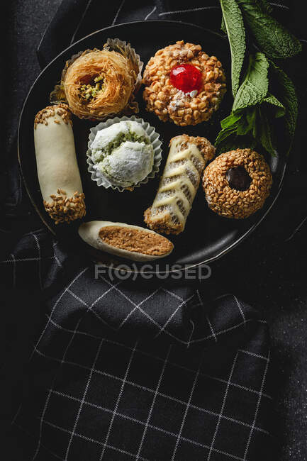 Traditional Arabic halal homemade sweets, typical of Ramadan and Eid — Stock Photo