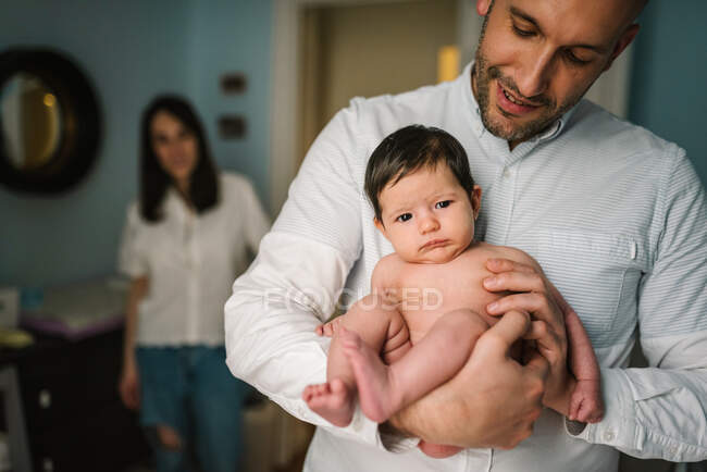 Padre abrazando lindo bebé - foto de stock