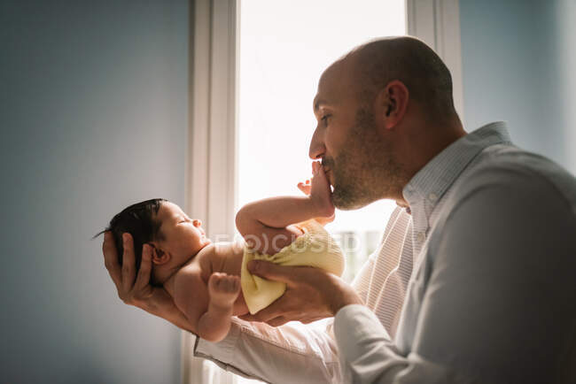 Padre besando el pie del bebé - foto de stock