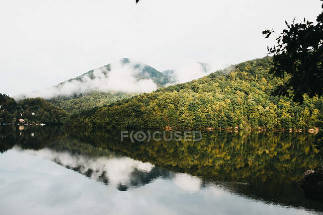 Incrível lago perto de montanhas — Fotografia de Stock