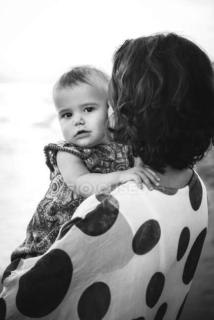 Mãe segurando uma criança — Fotografia de Stock