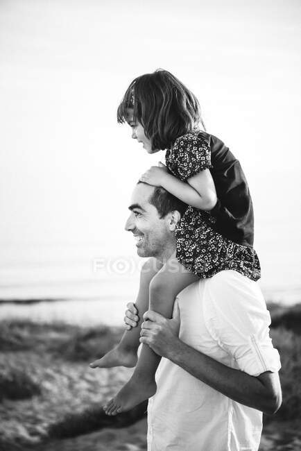 Père tenant petite fille — Photo de stock