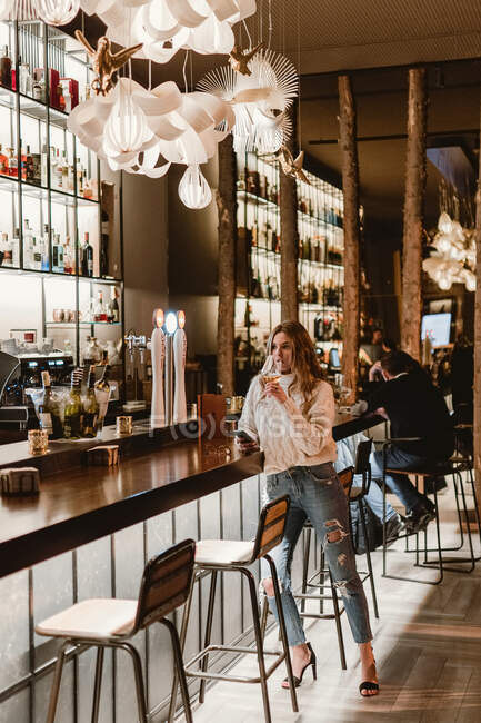 Mulher elegante beber vinho no bar — Fotografia de Stock