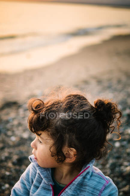 Dall'alto vista della piccola ragazza pensierosa in spiaggia — Foto stock