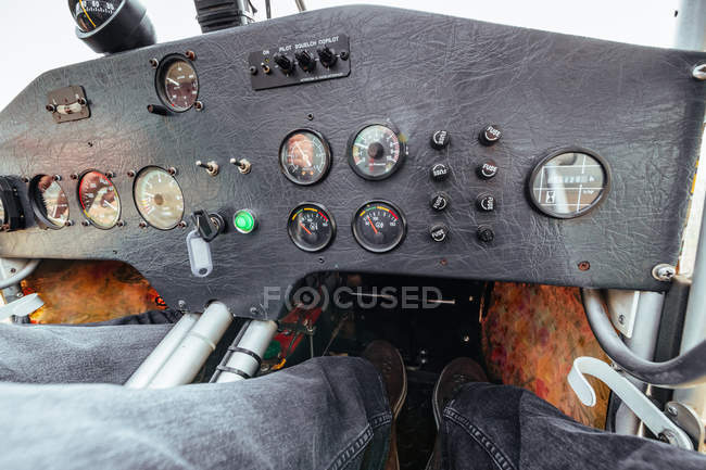 Vista del panel de instrumentos dentro de una cabina de un avión pequeño - foto de stock