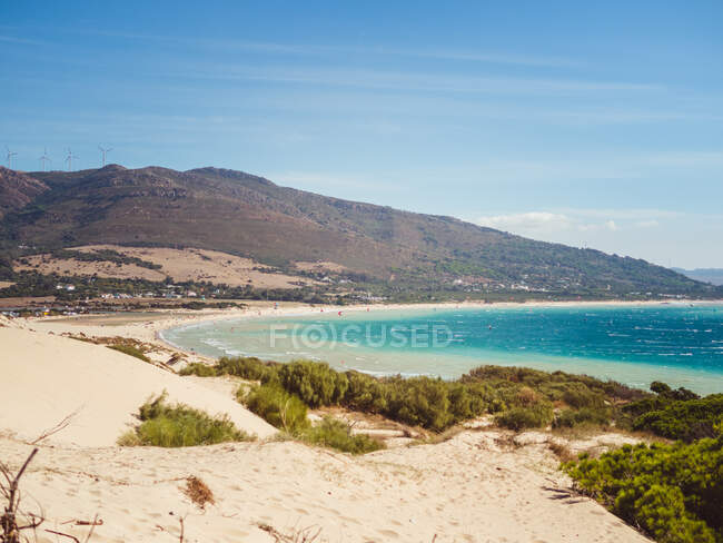 Paesaggio di spiaggia e montagna in una giornata di sole — Foto stock