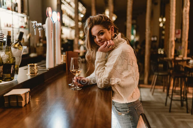 Elegante donna bere vino nel bar — Foto stock