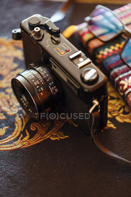 Gros plan de caméra vintage sur table décorative — Photo de stock