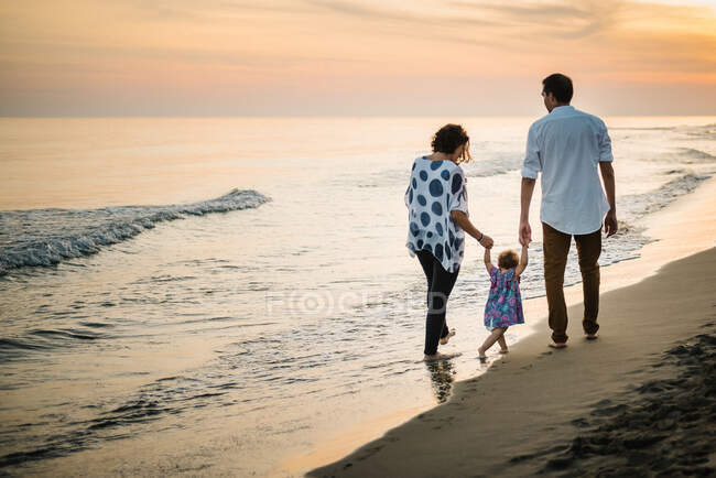Семейная прогулка по пляжу — стоковое фото