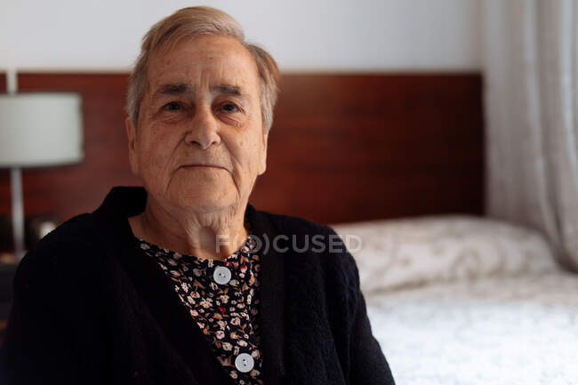 Porträt einer älteren Frau mit Alzheimer. — Stockfoto