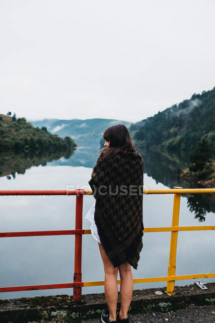Frau steht auf See in der Nähe von Bergen — Stockfoto