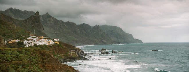 Vista panoramica della piccola città sulla scogliera rocciosa sul mare a Playa Benijo Tenerife Spagna — Foto stock