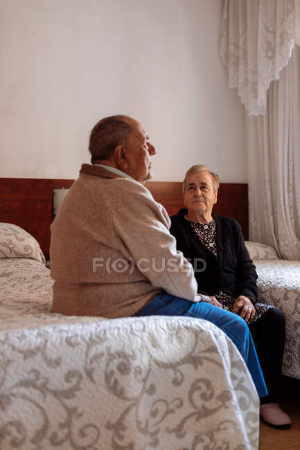 Retrato de um casal de idosos em seu interior de casa — Fotografia de Stock