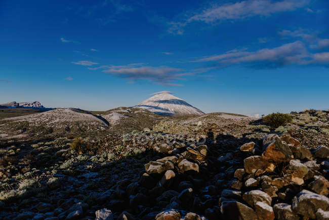 Majestosa vista do céu azul e do pico de montanha nevado nas Ilhas Canárias, Espanha — Fotografia de Stock