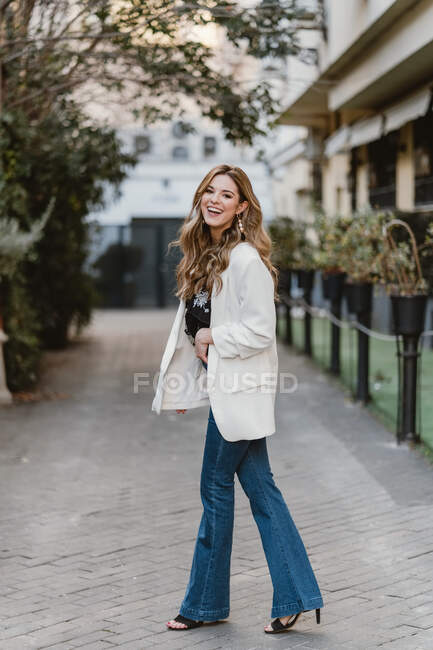 Charmante dame posant dans la rue — Photo de stock