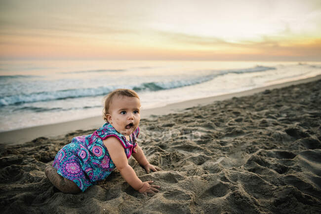 Enfant jouant avec le sable sur la plage — Photo de stock