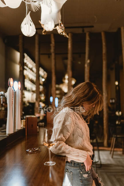 Elegante donna bere vino nel bar — Foto stock