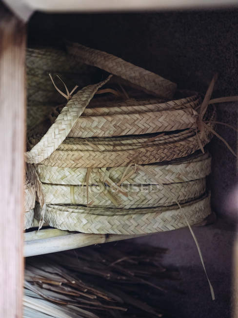 Conjunto de rollos de fibra de palma seca tejida en taller - foto de stock