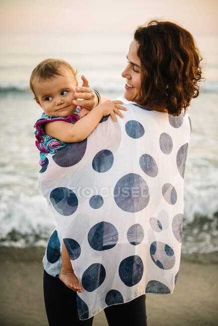 Madre che tiene in braccio un bambino — Foto stock