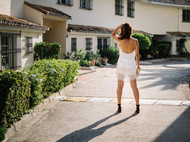 Молода жінка одягається на вулиці. — стокове фото