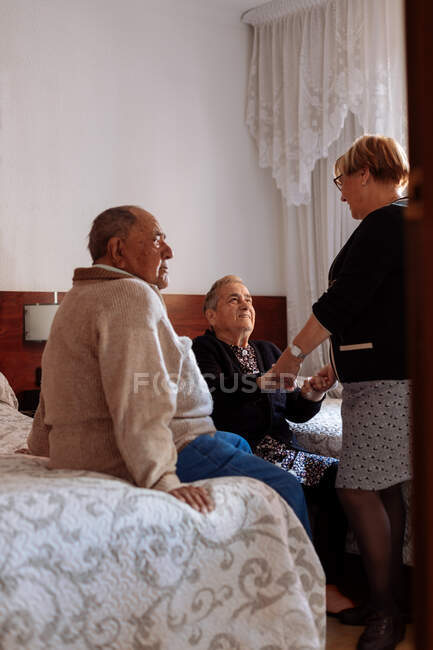 Дочь ухаживает за пожилой матерью с болезнью Альцгеймера — стоковое фото